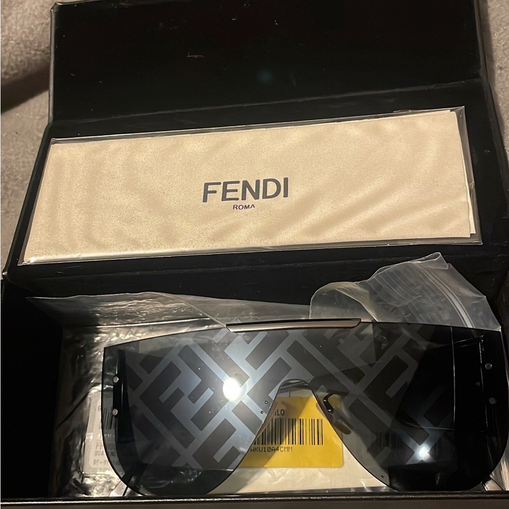 FENDI Aviatior Sunglasses
